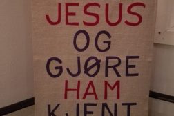 Nytt banner i trappa